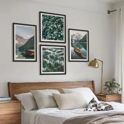 Set tablouri gata de agățat cu peisaj montan cu lac ceață și barcă