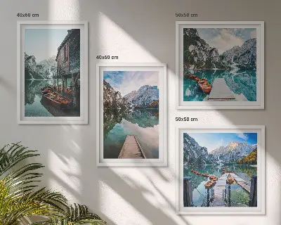 Compoziție de tablouri pentru perete cu bărci de lemn pe lacul montan