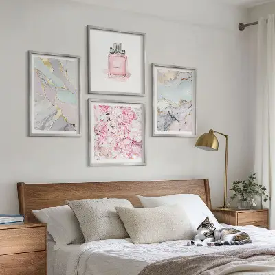 Compoziție de tablouri pentru perete cu model de flori roz în nuanțe pastel de marmură