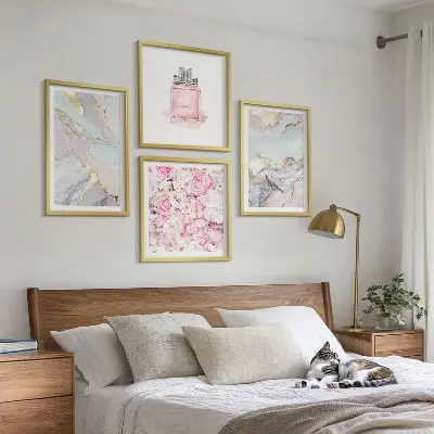 Compoziție de tablouri pentru perete cu model de flori roz în nuanțe pastel de marmură