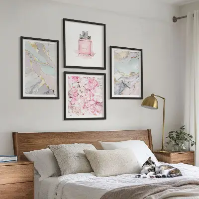 Compoziție de tablouri pentru perete cu model de flori roz în nuanțe pastel de marmură