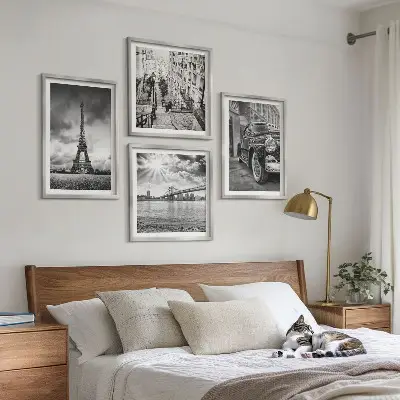 Set de tablouri gata de agățat cu vederi ale orașului, poduri, Turnul Eiffel și mașini