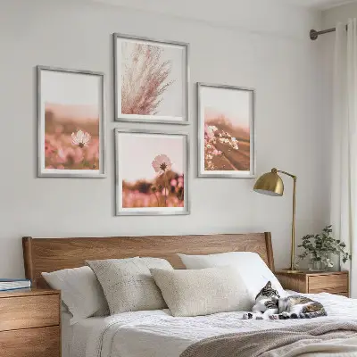 Set de tablouri gata de agățat cu flori sălbatice pe pajiște vara