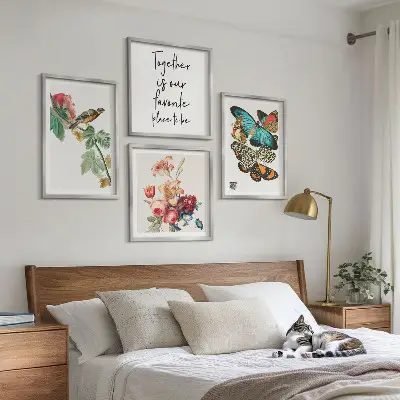 Set de tablouri gata de agățat cu model floral în nuanțe pastel de flori, fluturi și păsări