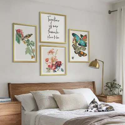 Set de tablouri gata de agățat cu model floral în nuanțe pastel de flori, fluturi și păsări