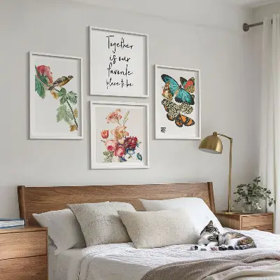 Set de tablouri gata de agățat cu model floral în nuanțe pastel de flori, fluturi și păsări