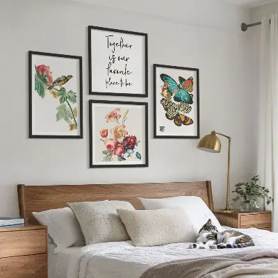 Set de tablouri gata de agățat cu model floral în nuanțe pastel de flori, fluturi și păsări