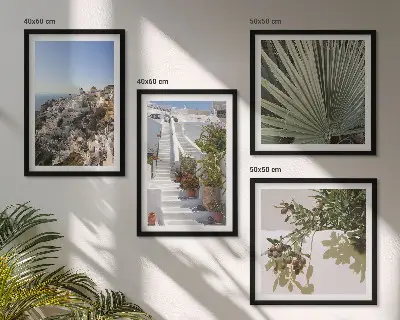 Set de tablouri gata de agățat cu vedere la scările albe din Santorini