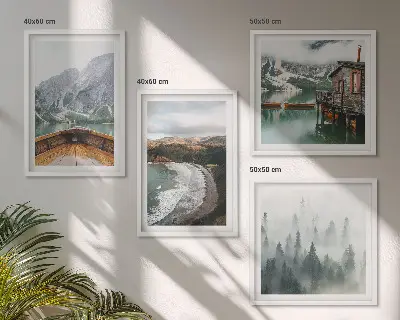 Set de tablouri gata de agățat cu peisaj de munți lac barcă ceață și plajă