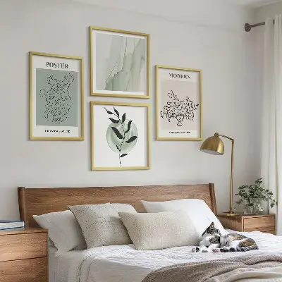 Compoziție de tablouri pentru perete cu model de flori într-o vază modernă