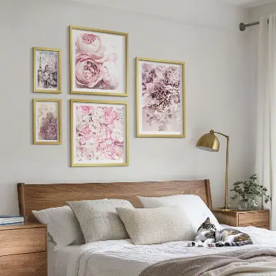 Aranjamente florale vintage cu elemente poliptice înrămate