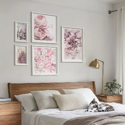 Aranjamente florale vintage cu elemente poliptice înrămate