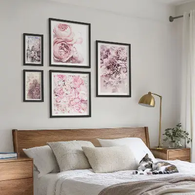 Aranjamente florale vintage cu elemente poliptice înrămate