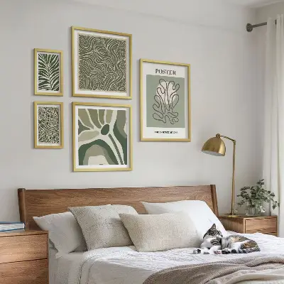 Tablou poliptic înrămat cu forme abstracte de plante în stil boho