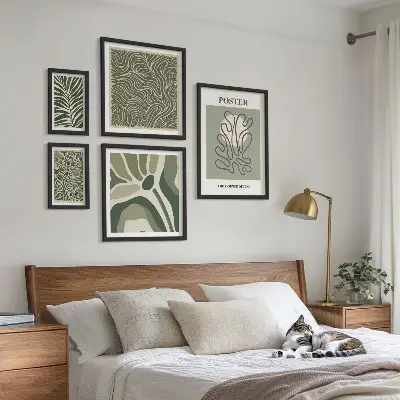 Tablou poliptic înrămat cu forme abstracte de plante în stil boho