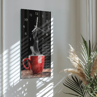 Ceas de sticlă pe perete vertical O ceașcă de cafea
