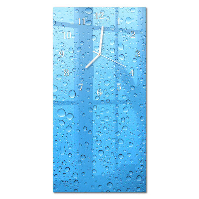 Ceas de sticlă pe perete vertical O picătură de apă
