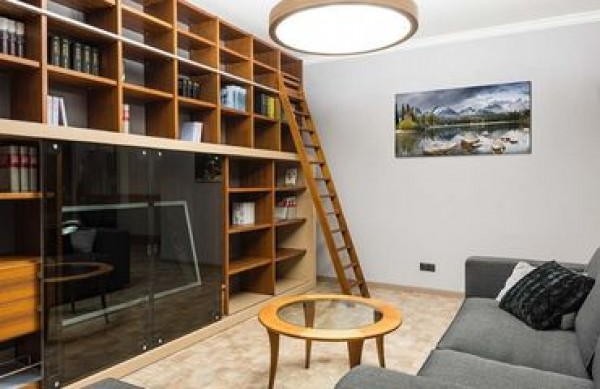 Cum să alegi decorațiuni pentru rafturi în sufragerie? Idei pentru un proiect de succes