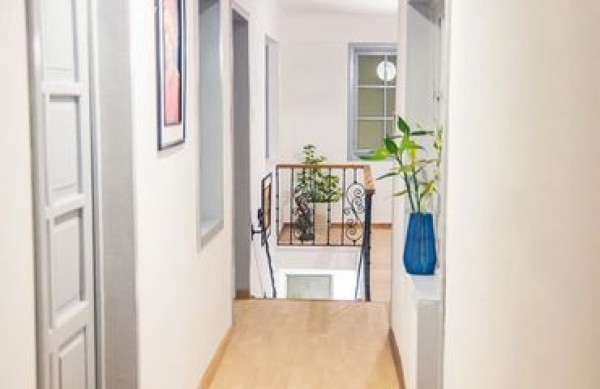 Cum să luminezi un coridor îngust? Modalități de a vă face spațiul să pară mai mare
